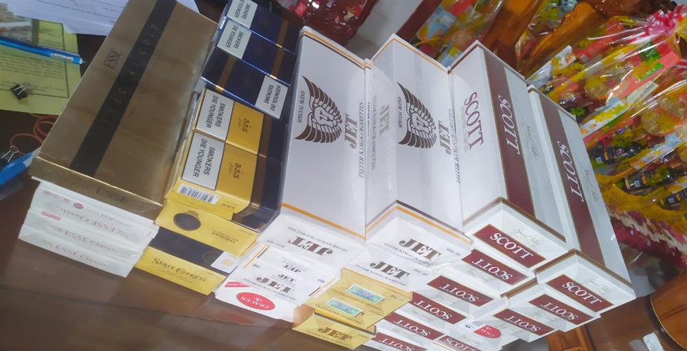 QLTT Bình Thuận: Phát hiện cửa hàng tạp hóa nhập lậu 300 bao thuốc lá điếu